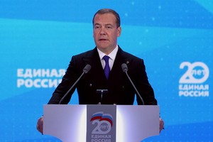 當地時間4日，在俄羅斯最大政黨統一俄羅斯黨舉行的第二十次代表大會第三階段全體會議上，梅德韋傑夫再次當選統一俄羅斯黨主席，任期五年。（圖：互聯網）