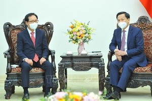 政府副總理黎明概（右）接見越南三星組合總經理崔周湖。（圖：越通社）