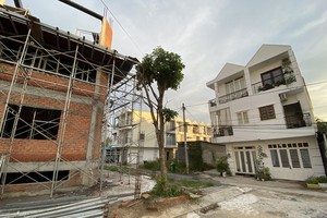 投機者利用晉升為市、郡的傳聞來抬高地價和掀起虛擬房產熱潮。