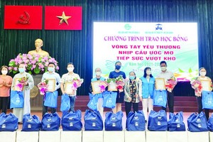 組委會向各華人單位頒贈感謝狀。