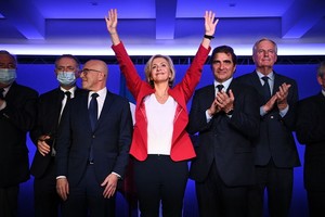佩克萊斯（中）成為法國共和黨首位女性總統候選人。（圖：AFP）