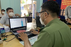 坊公安在為民眾辦理芯片公民身份證手續。（圖：志石）