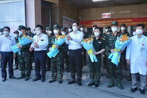 芹苴市全科醫院領導迎接國防部後勤總局第354號軍醫院派來協助防控疫情的醫護隊伍。（圖：越通社）