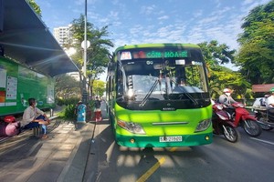 本市巴士從使用柴油轉用壓縮天然氣（CNG）以減少溫室氣體排放量。