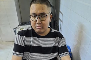 鄭家雄右腿浮腫，行動困難。