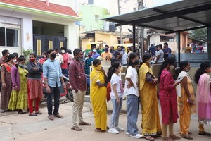 人們排隊等待接種新冠疫苗。（圖：互聯網）