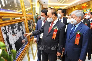 國家主席阮春福參觀介紹河江省社經活動與特產展覽。（圖：越通社）