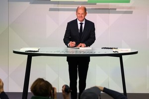 圖為12月7日，朔爾茨在德國柏林簽署組閣協議典禮，他將在8日宣誓就職成為新任總理。（圖：路透社）