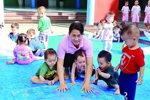 市“五‧一九”幼兒園教員丁氏金進與學生們。