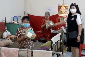 梁柳嬋小姐向老人贈送禮物。