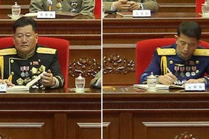 圖中左側為海軍司令金明植，右側為空軍司令金忠日。（圖：韓聯社/朝中社）