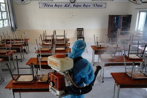 第十郡阮攸高中學校組織噴灑消毒液以準備迎接學生返校上課。