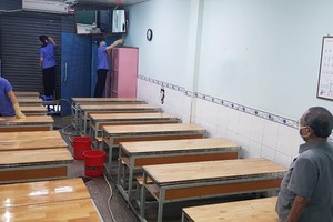 第五郡文朗學校校委主席阮曰朗親自檢查各間課室的消毒、清潔工作。