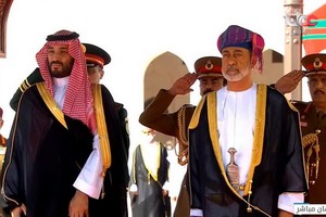 阿曼蘇丹海賽姆7日在首都馬斯喀特會見沙特阿拉伯王儲穆罕默德。。 （圖：阿曼國家電視台）