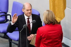 12月8日，在德國首都柏林的國會大廈，朔爾茨（左）宣誓就職。（圖：Getty Images）