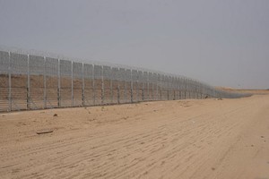 這是12月7日拍攝的以色列沿加沙地帶“智能”隔離牆。（圖：新華社）