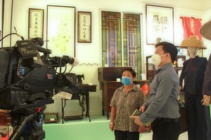 越南電視台拍攝麒麟與老堤岸陶妙萍交流。