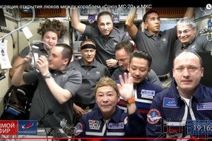 進入國際空間站後向攝像頭揮手的前澤友作(前排中)。（圖：共同社）