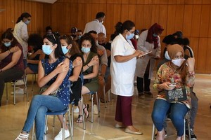 突尼斯民眾在首都突尼斯市一個疫苗接種點接種新冠疫苗。（圖：新華社）