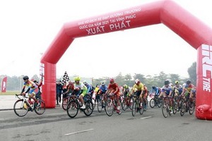 長途自行車賽出發畫面。（圖：黃雄）