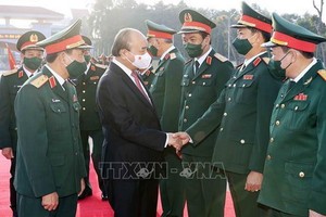 國家主席阮春福與第四軍區司令部幹部們親切握手、互致問候。（圖：越通社）