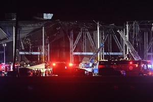 位於伊利諾伊州愛德華茲維爾的亞馬遜倉庫大面積倒塌。（圖：互聯網）