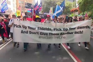 澳大利亞墨爾本的抗議者當地時間12月12日再次湧上街頭抗議疫情限制措施。（圖：ABC News視頻截圖）