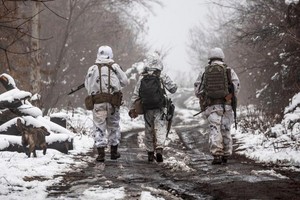 2021年12月7日，烏克蘭士兵在烏克蘭頓涅茨克地區卡捷琳夫卡附近巡邏。（圖：AP）