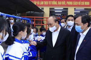 國家主席阮春福探望社群文化室與學生交流。（圖：越通社）