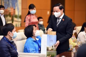 國會副主席阮克定向模範殘障人士贈送禮物。（圖：春松）