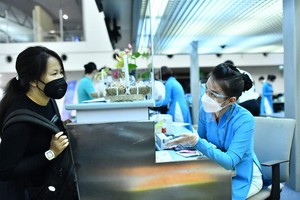 乘客在新山一機場辦登機手續。