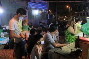 隨著父母去賣粉麵的兩個月大小孩，成為很多食客的“小寶貝”。