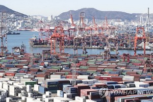 12月13日，在釜山港神仙台碼頭和戡蠻碼頭，進出口集裝箱鱗次櫛比，一派繁忙景象。（圖：韓聯社）