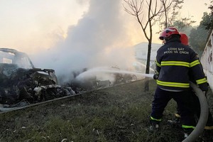 消防隊在火警現場致力滅火。（圖：海防報）