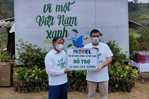 以色列駐越南大使納達夫‧阿斯卡爾（右）象徵性向和平省人委會主席裴文慶捐贈2.2萬多棵綠樹 （圖：以色列駐越南大使館）