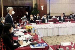 市人委會副主席武文歡（站）在會議上致開幕詞。（圖：黎煌）