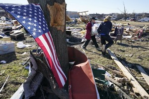 當地時間2021年12月12日，美國肯塔基州，龍捲風過後，當地住宅受損嚴重，一片狼藉。（圖：AP）