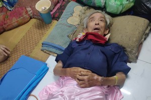 躺在地上的陳勝祥希望能重新站起來。