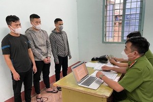 三名黑信貸團夥成員在派出所向調查員供稱犯罪過程。（圖：童元）