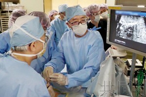 醫生正為患有“重度主動脈瓣狹窄”的胎兒實施宮內心臟手術。（圖：共同社）