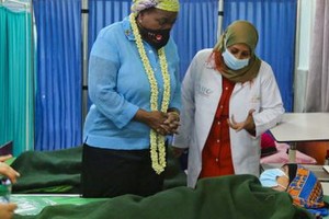 聯合國人口基金執行主任 加內姆（左）在也門一家醫院與患者交談。（圖：聯合國）