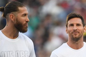 拉莫斯（左）與梅西。（圖：互聯網）