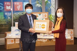 UNFPA 駐越南首席代表北原直美（右）向衛生部母親與兒童保健司副司長丁英俊移交防疫設備。（圖：越通社）
