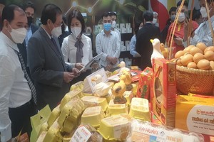 民眾參觀糧食與食品業產品展。（圖：樂峰）