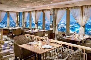 透過“溫莎”扒房玻璃窗俯視西堤的夜景，實在美不勝收！