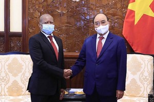 國家主席阮春福（右）接見南非駐越南大使穆貝特占‧克高各羅‧樂克過羅。（圖：越通社）