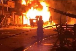 運油車爆炸現場。（圖：視頻截圖）