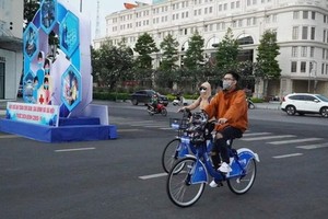 民眾騎公共自行車遊覽市中心區。（圖：市黨部新聞網）