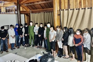 聚集吸毒的16名男女青年被扣留在公安派出所。（圖：法律報）