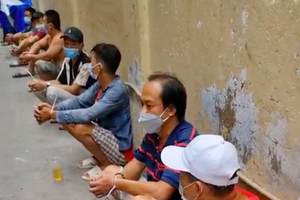 被當場抓獲的賭徒。（圖：志石）